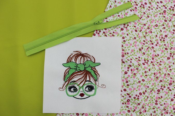 KIT TROUSSE EVA - Fillette à lunettes vertes