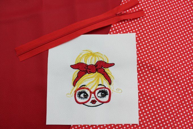 KIT TROUSSE EVA - Fillette à lunettes rouges