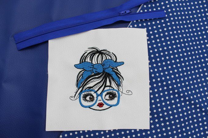 KIT TROUSSE EVA - Fillette à lunettes bleues