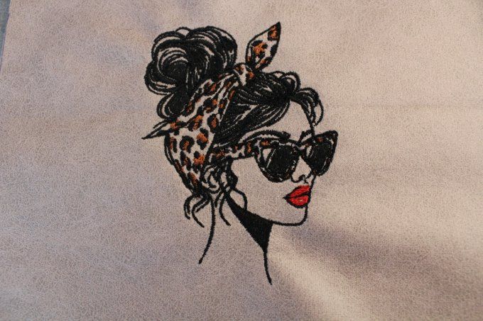 Coupon brodé Femme au bandana léopard